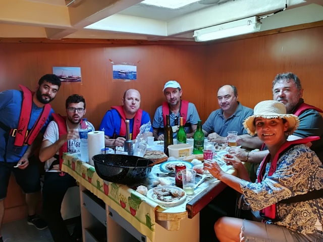 Almorzando en la cocina del barco