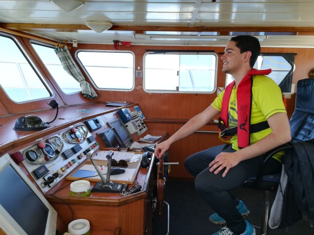 En el panel de mandos del barco