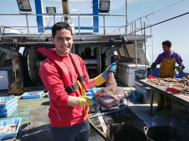 Mostrando el pescado en el barco
