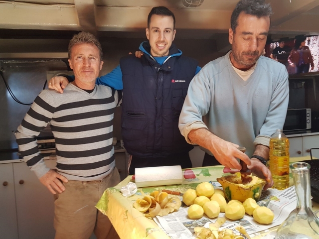 Cocinando el guiso marinero