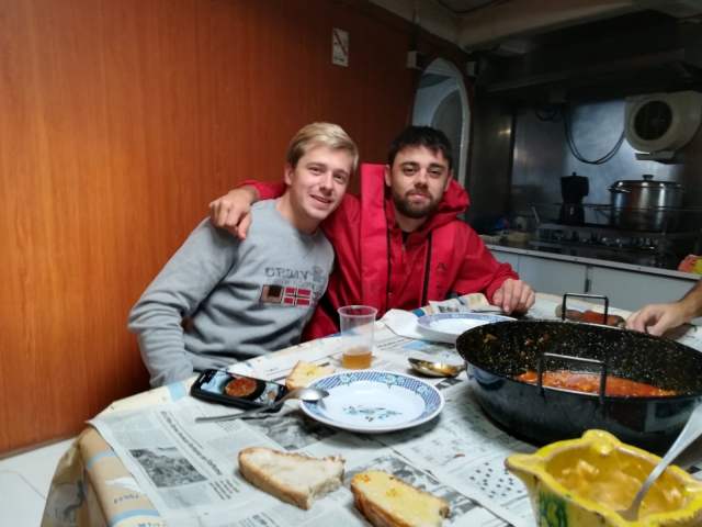Rancho en la cocina del barco