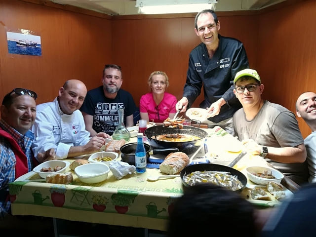 Desgustando el rancho en el barco