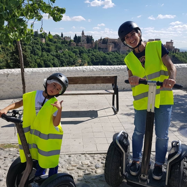 Madre e hijo en segway por Sacromonte