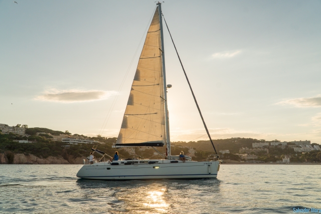Segelboot bei Sonnenuntergang 