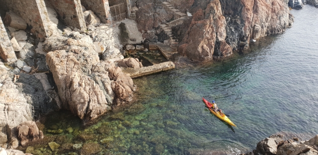  Kajakfahren auf der Klippe 