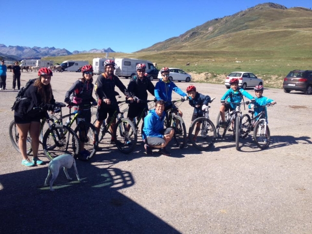 Grupo ciclistas de todas las edades