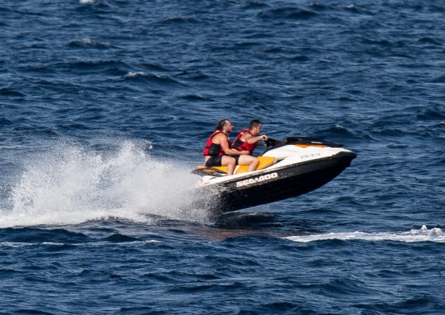 Chicos en jet ski en la costa catalana