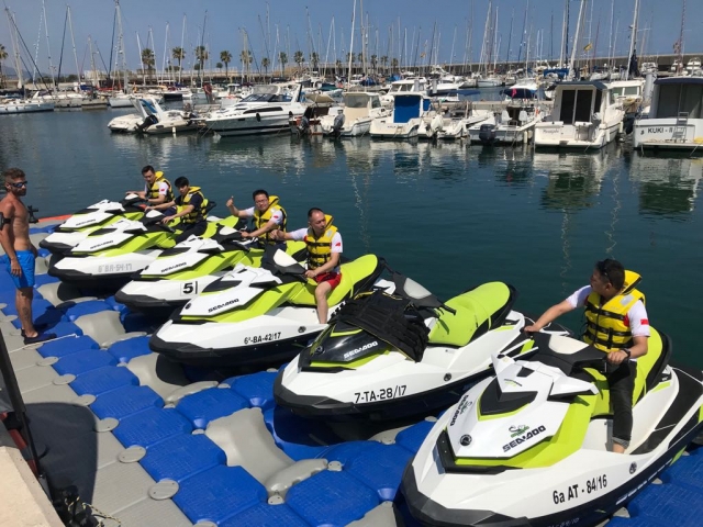 Grupo asiatico en jet ski en Badalona