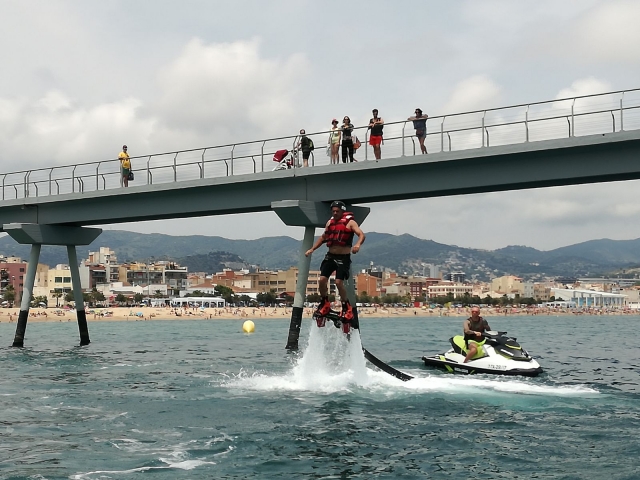 Jet ski junto al puenle en Badalona