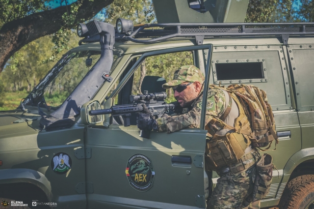 Todoterreno como punto de apoyo para disparar