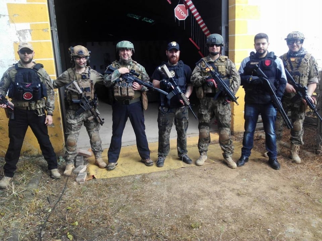 A las afueras de nuestra sede con los soldados