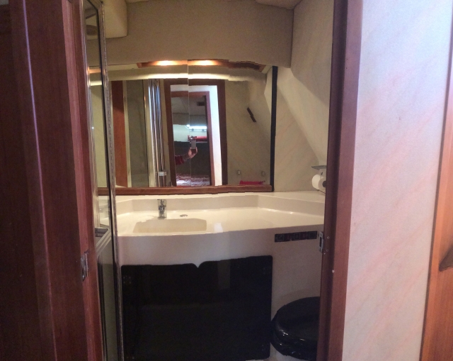 Miroir et toilettes à bord 
