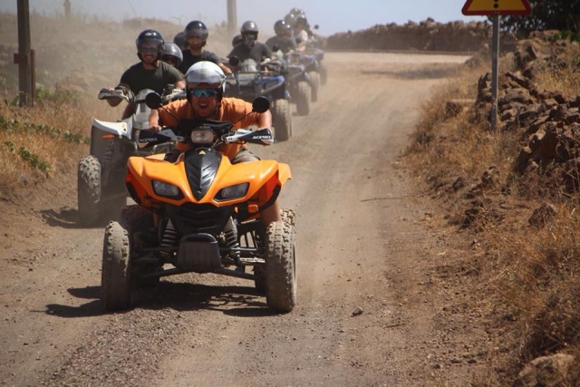 Liderando la ruta en quad