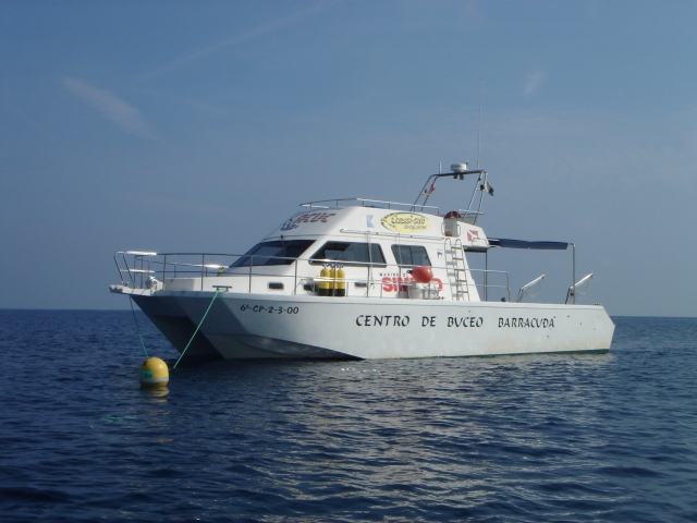 Barco del centro de buceo de Castellon