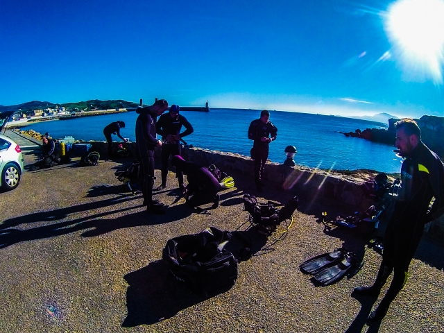 Preparando los equipos de buceo