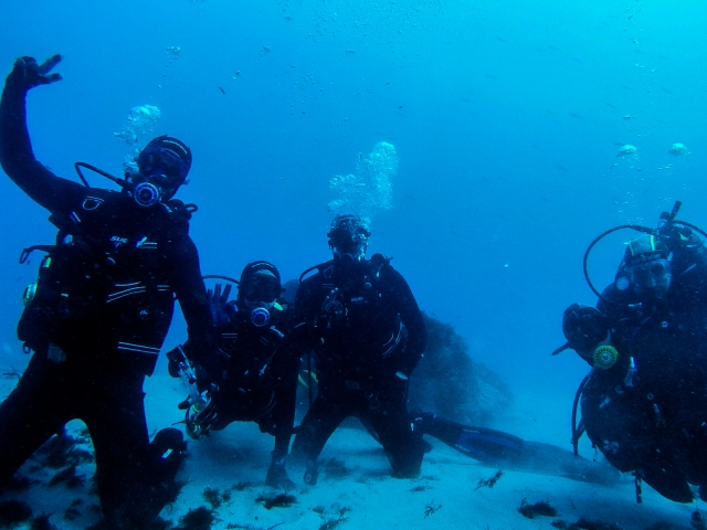 De rodillas en el lecho marino
