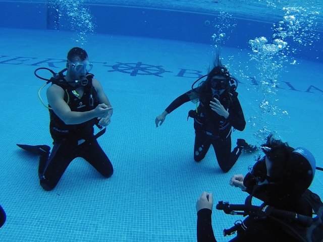 Aprendiendo a comunicarse con el equipo de buceo
