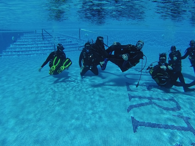 Instrucciones de submarinismo en piscina