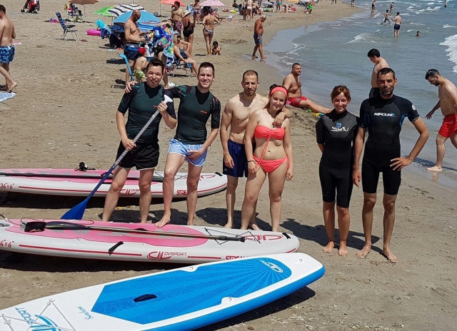 Grupo de sup en playa de La Manga