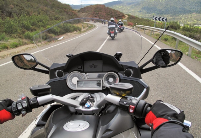  Guidare una moto su strada 