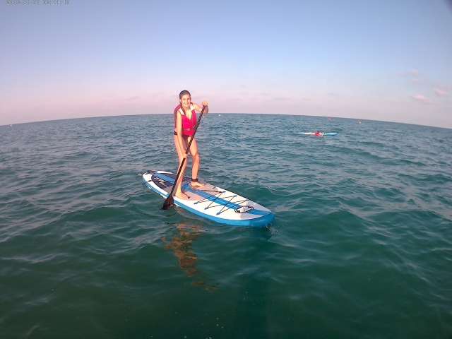 Pagayer sur une planche de paddle surf en Méditerranée 