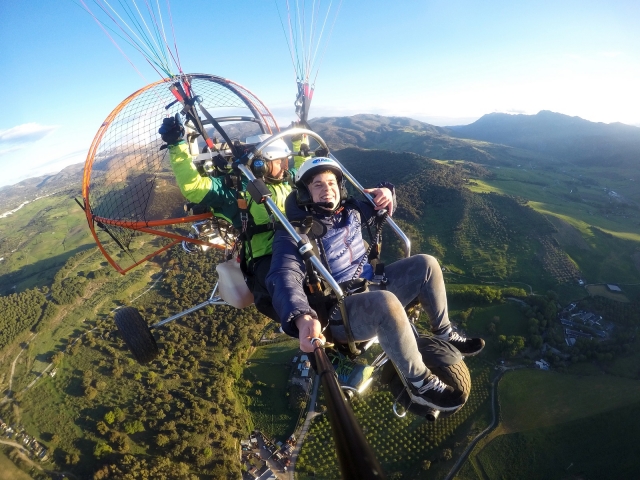 Sonriendo con el piloto del trike