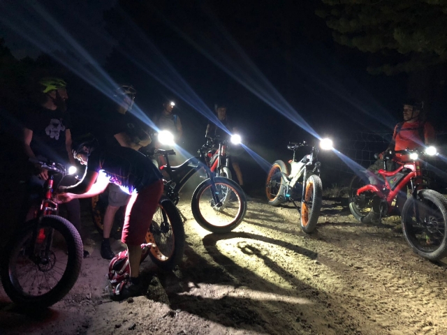 Ruta nocturna al aire libre