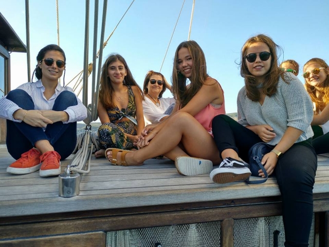 e-19749114-amigas-compartiendo-viaje-en-el-velero15313001529964.jpg