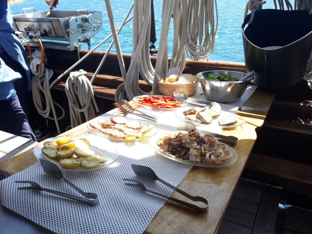 e-19749114-parrillada-servida-en-el-barco-de-mallorca15313001556593.jpg
