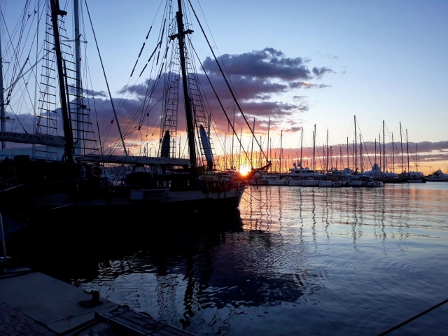 e-19749114-puesta-de-sol-en-velero-clasico-en-el-mediterraneo15313001577805.jpg