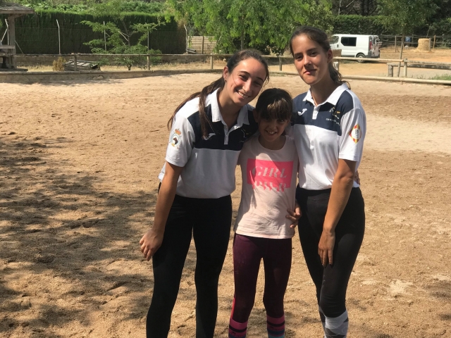 Amigas del campamento hípico
