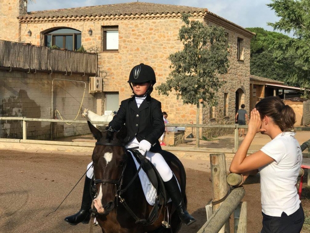 Joven jinete a caballo