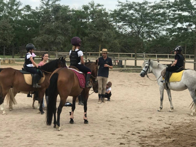 Monitor con las alumnas de equitacion