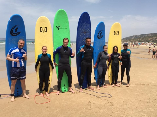 Alumnos de iniciacion al surf