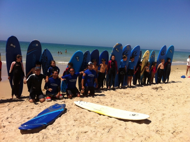 Clase de surf con los peques