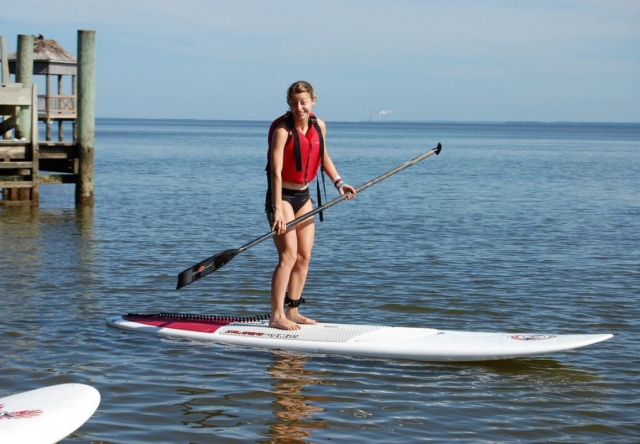 Sujetando el remo de sup