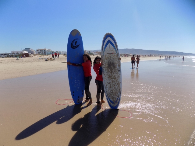 Chicas con las tablas de surf en Zahara
