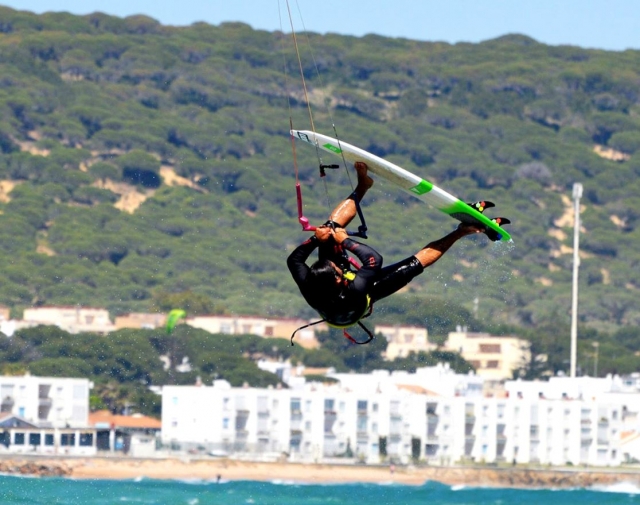  kitesurf voando em Tarifa 
