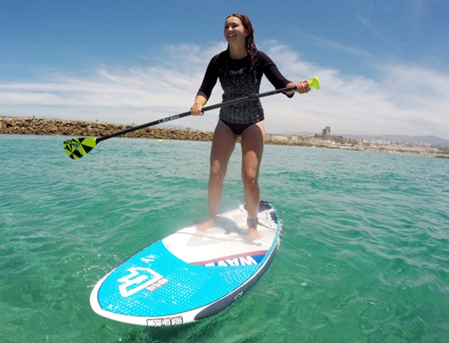  Garota fazendo paddle surf 