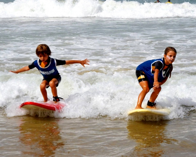  crianças surfando pegando ondas 