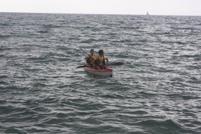 Alumnos navengando en kayak en Badalona