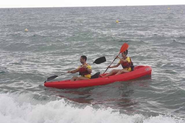 Remando en kayak biplaza