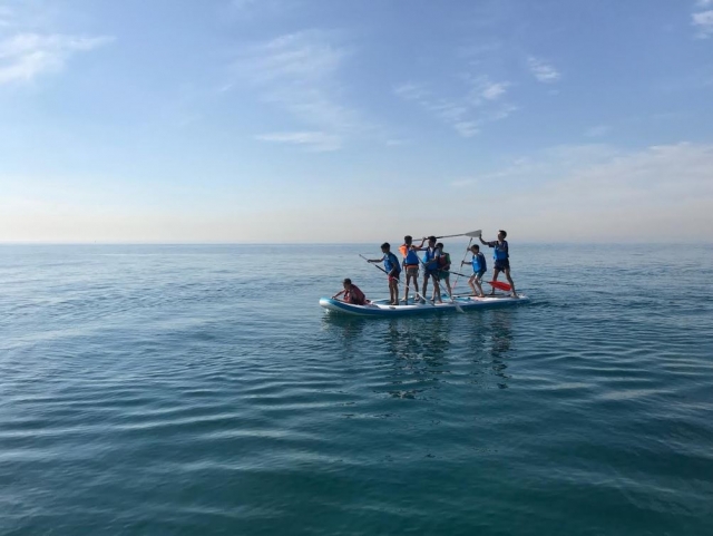 Chavales en la tabla gigante de sup