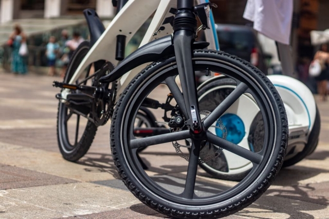  Segway- und Elektrofahrräder zu vermieten 