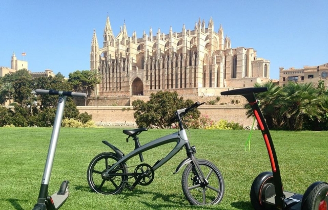  Unsere Fahrzeuge vor der Kathedrale 