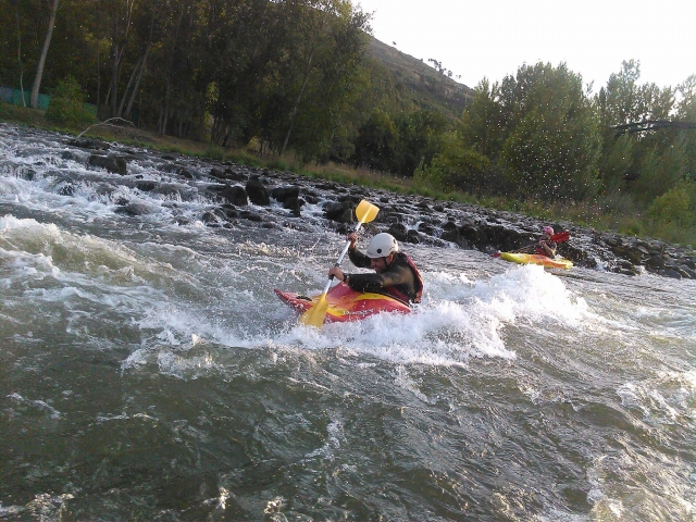 Kayakismo en aguas bravas Leon