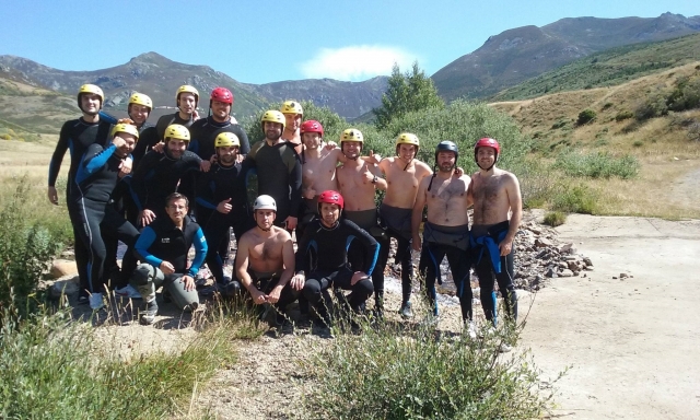 Grupo amplio de rafting tras la actividad
