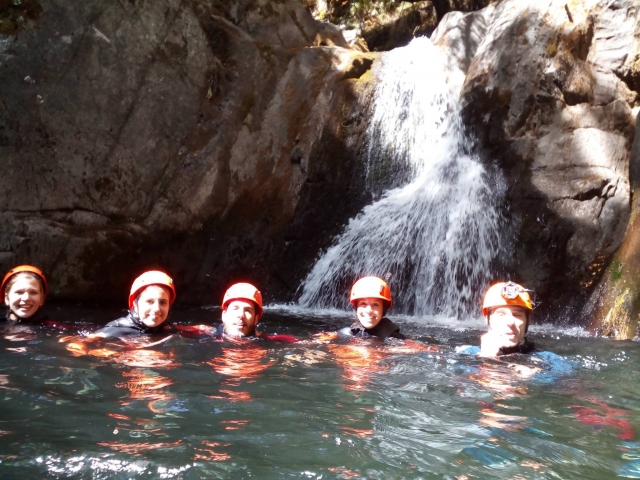 Grupo haciendo rafting y dándose un baño