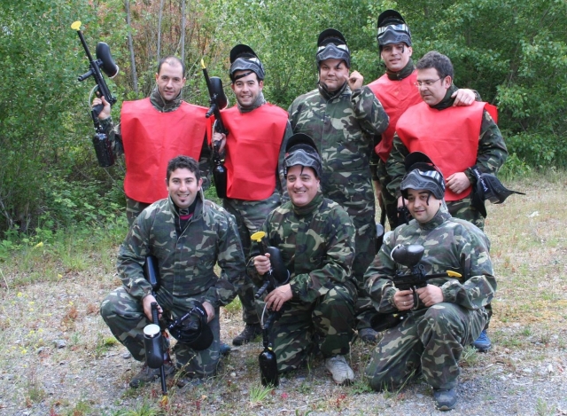 Grupo de amigos jugando al paintball Ponferrada