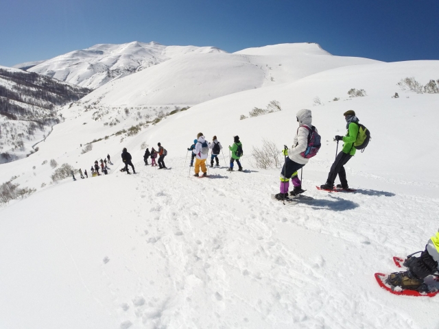 Excursion aventura raquetas en la montana